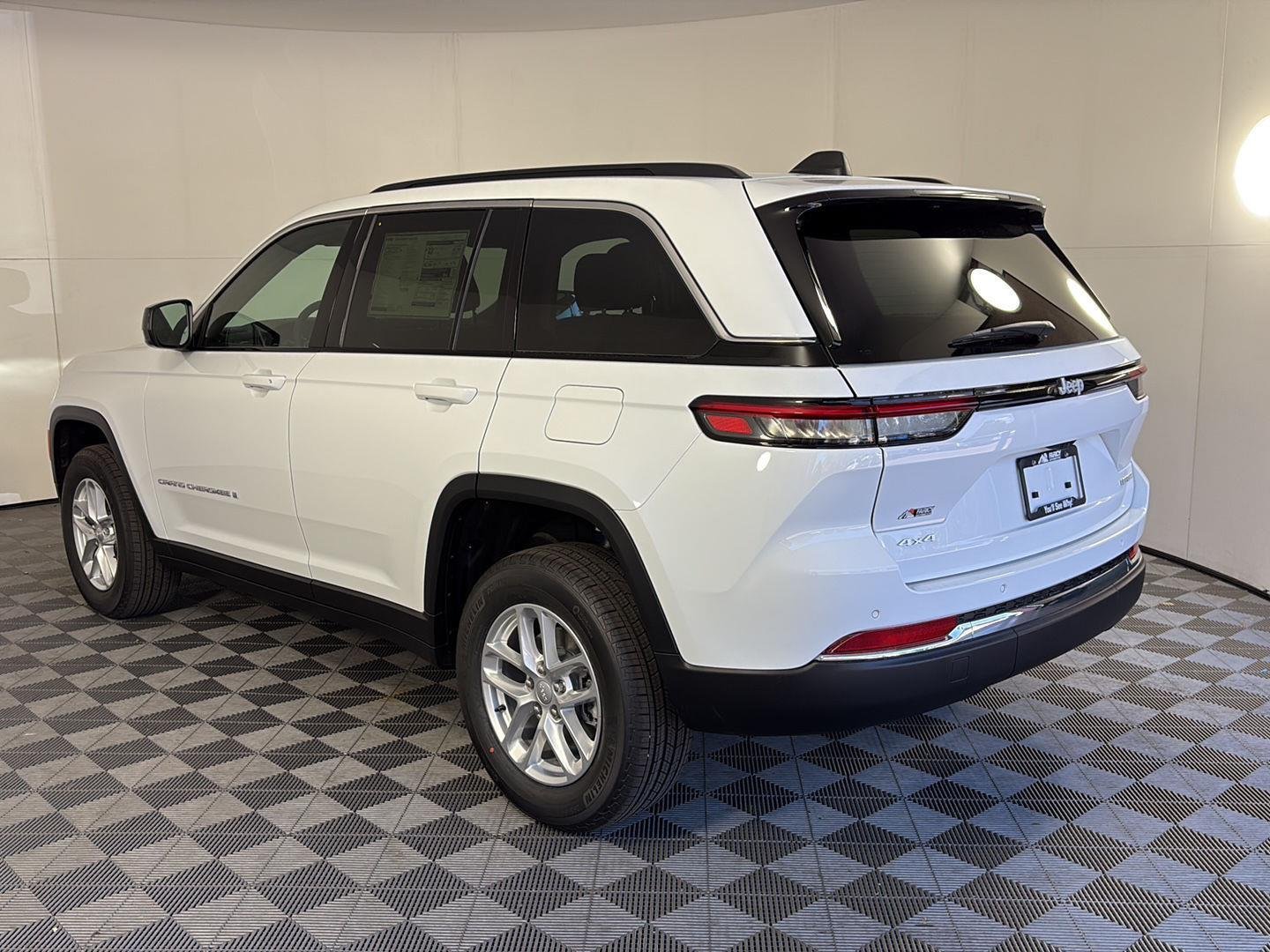 New 2026 Bright White Clear-Coat Exterior Paint Jeep Laredo image 6