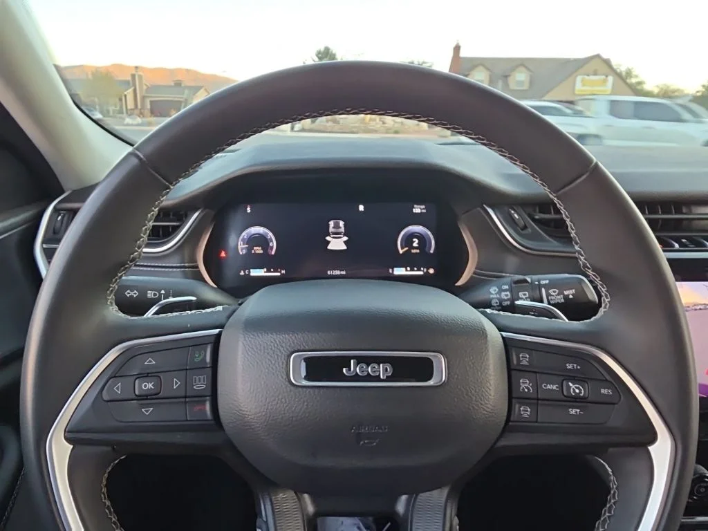 Used 2023 Red Jeep Laredo image 12