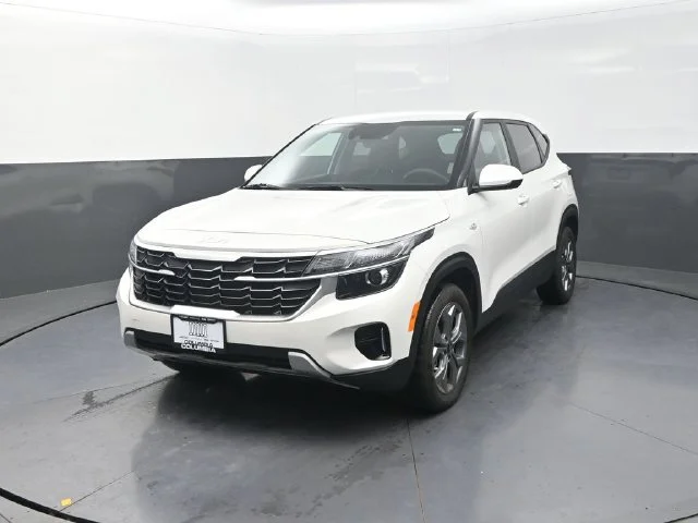 Used 2024 White Kia LX image 5