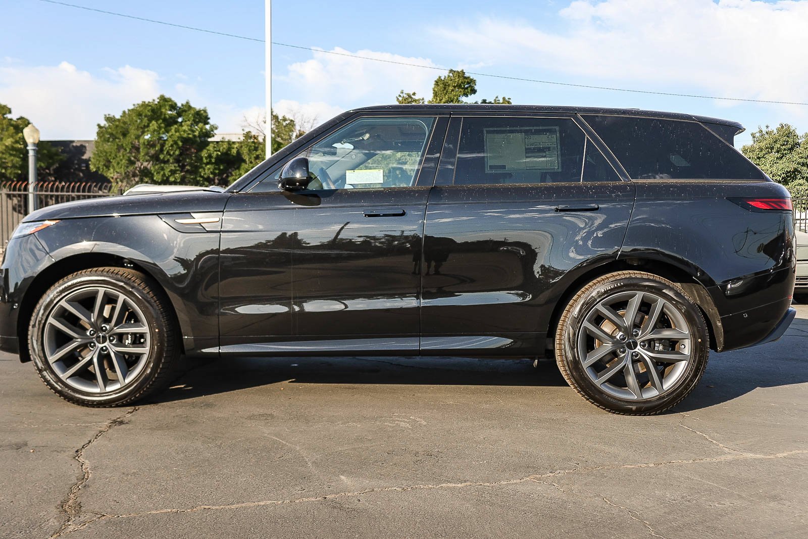 New 2026 Santorini Black Land Rover Dynamic SE image 3