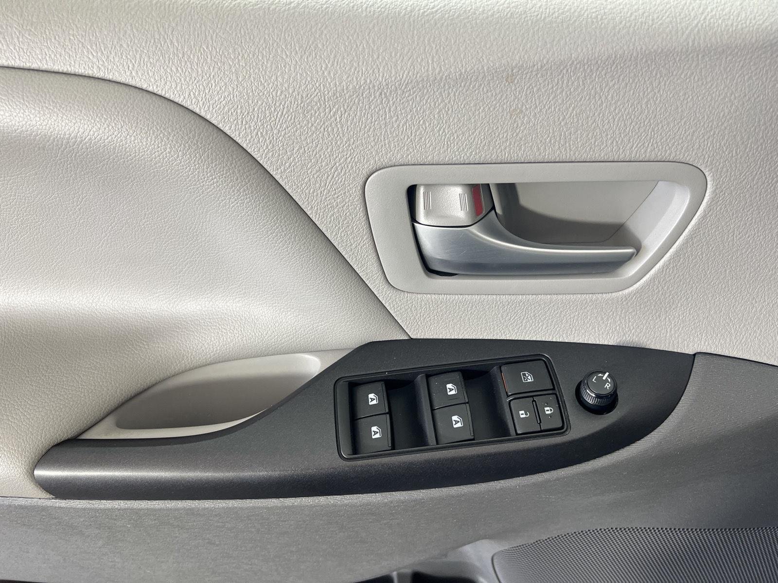 Used 2019 Super White Toyota LE 8-Passenger image 13