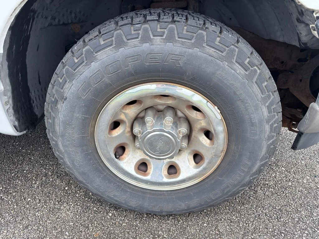 Used 2004 White Ford XL image 18