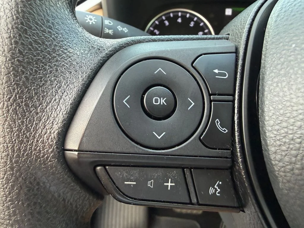 Used 2022 White Toyota XLE image 18