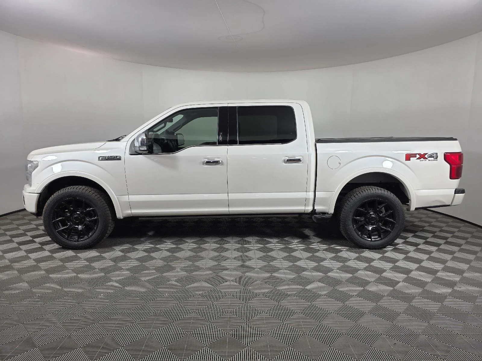 Used 2019 White Platinum Metallic Tri-Coat Ford Platinum image 2