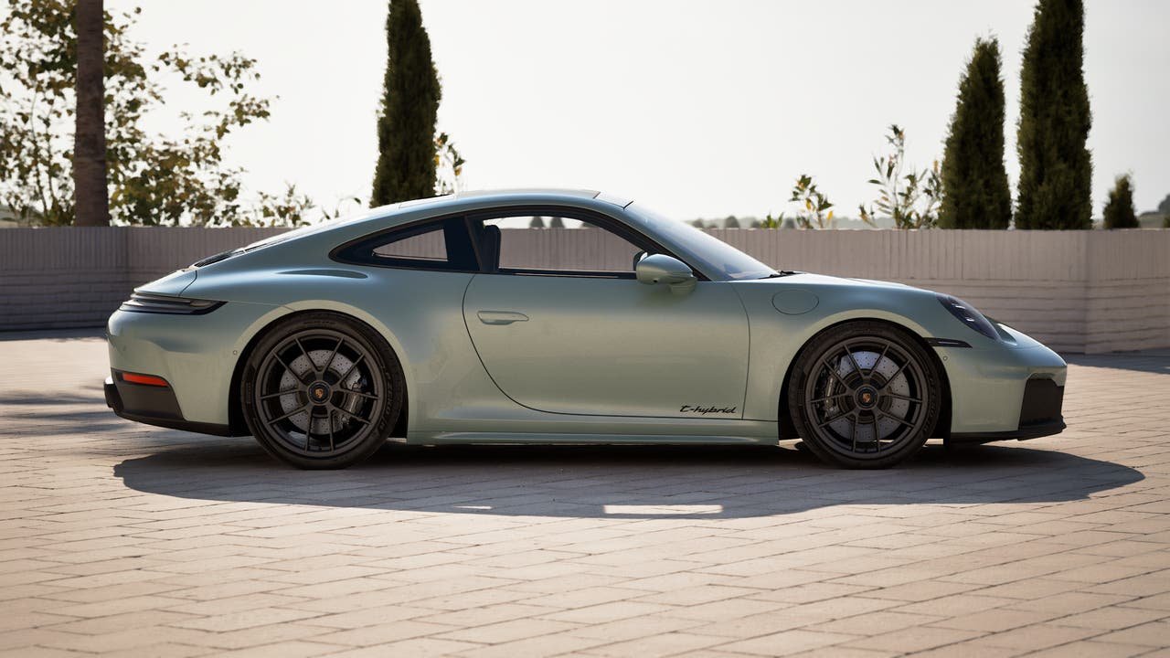 New 2027 Shade Green Metallic Porsche Carrera GTS image 6