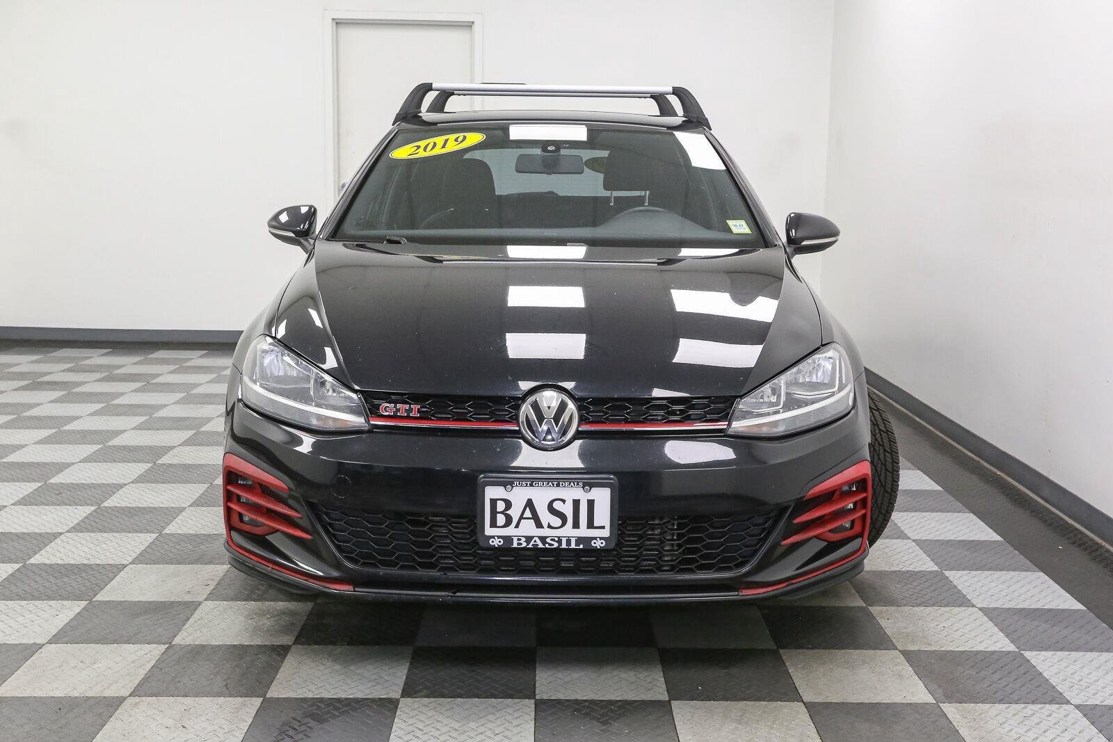 Used 2019 Deep Black Pearl Volkswagen SE image 3