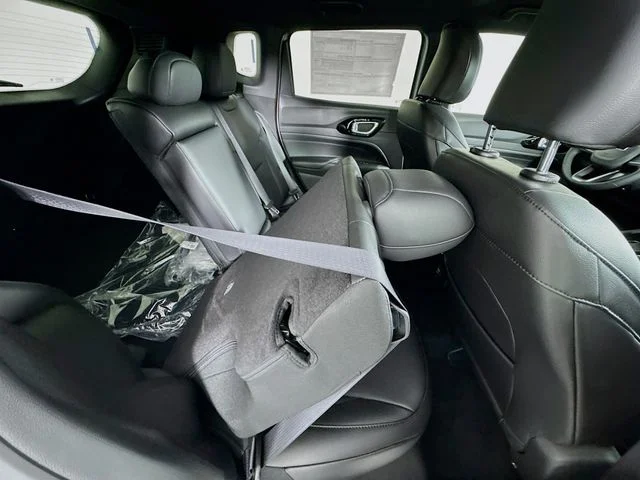 New 2026 Silver Zynith Metallic Clear-Coat Exterior Paint Jeep Latitude image 25