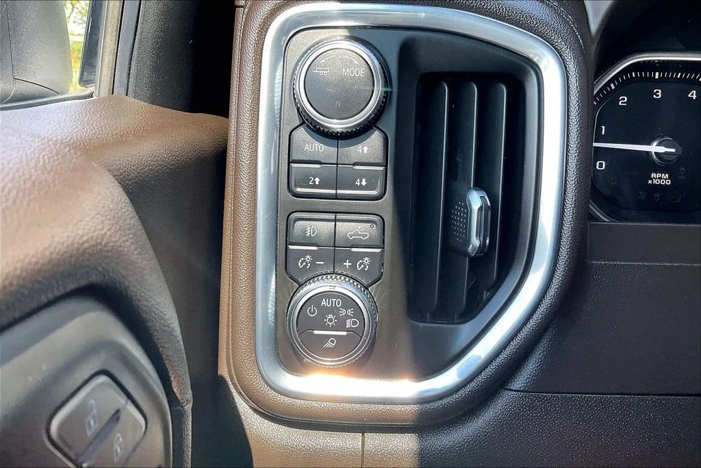 Used 2022 White Frost Tricoat GMC Denali image 35