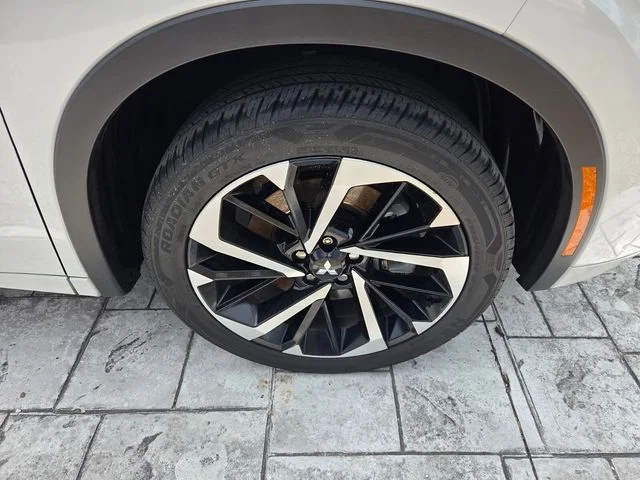 Certified Used 2024 White Mitsubishi  image 18