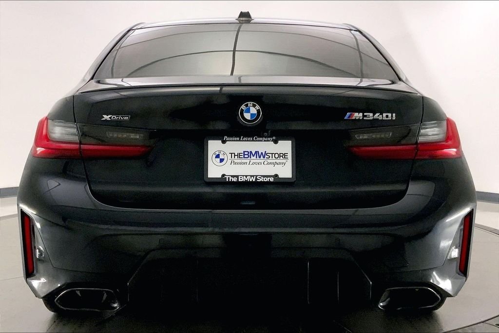 Used 2023 Black Sapphire Metallic BMW  image 3