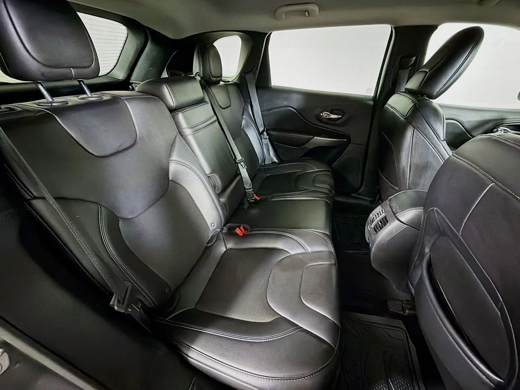 Used 2019 Gray Jeep Latitude Plus image 23