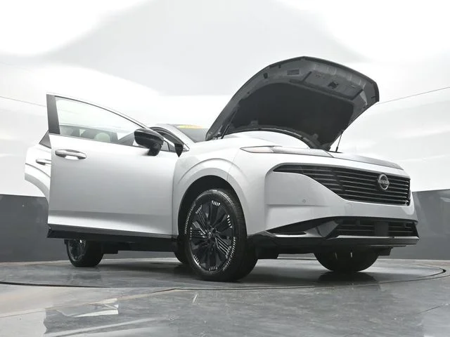 Used 2025 Silver Nissan Platinum image 32