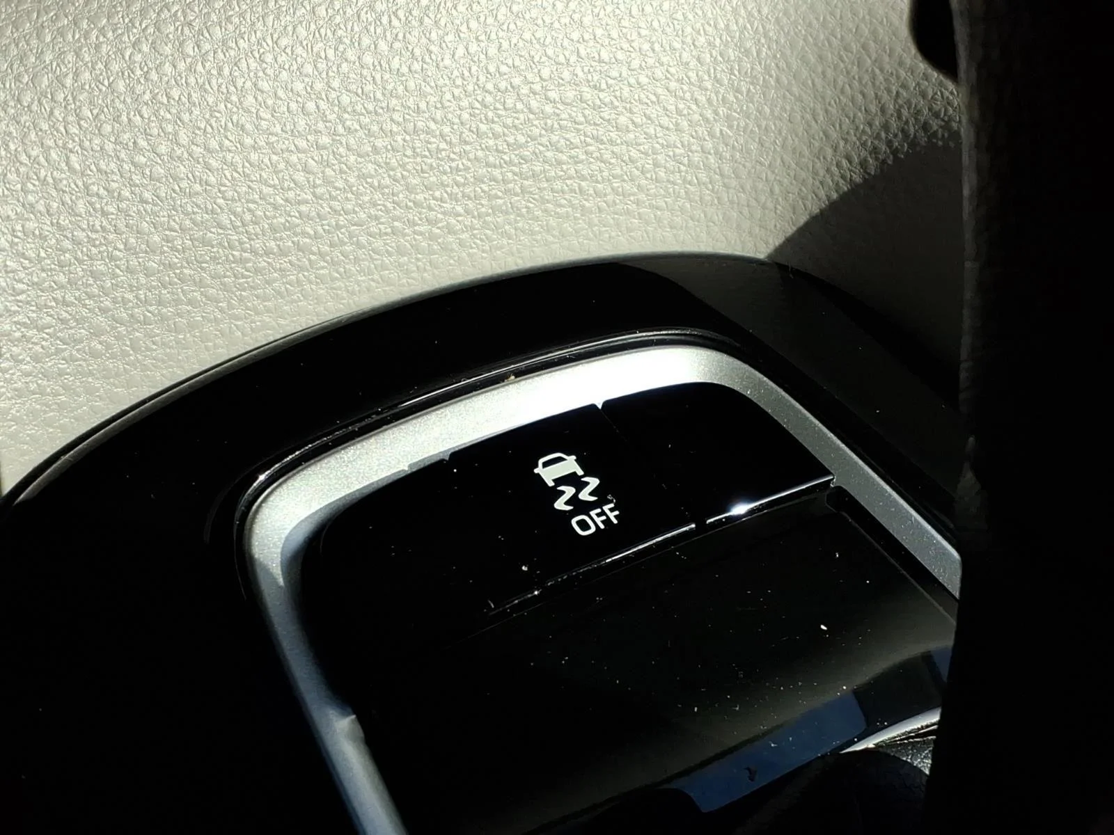 Used 2026 Wind Chill Pearl Toyota LE image 5