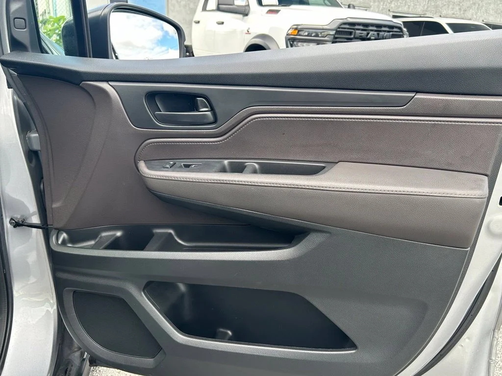 Used 2018 Silver Honda EX-L image 27