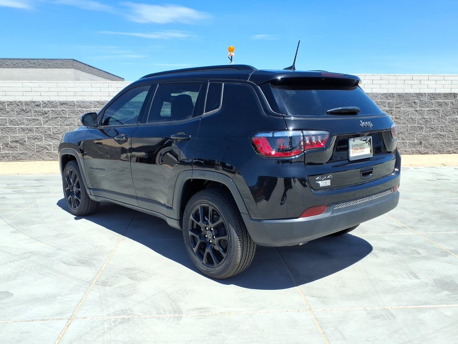 New 2026 Diamond Black Crystal Pearlcoat Jeep Latitude Altitude image 4