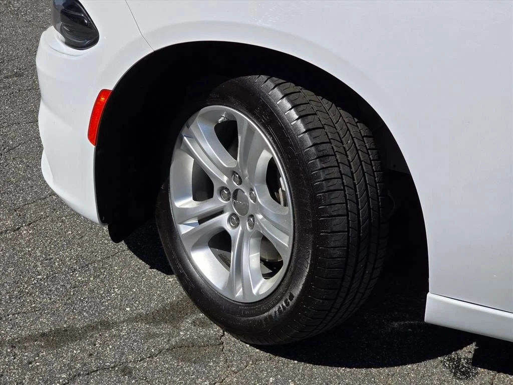 Used 2022 White Dodge SXT image 27