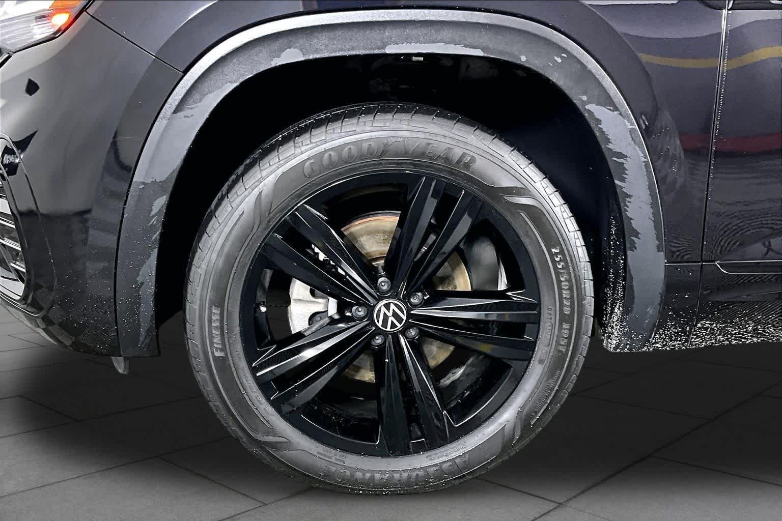 Used 2022 DEEP BLACK PEARL EFFECT Volkswagen 3.6L V6 SEL R-Line Black image 11