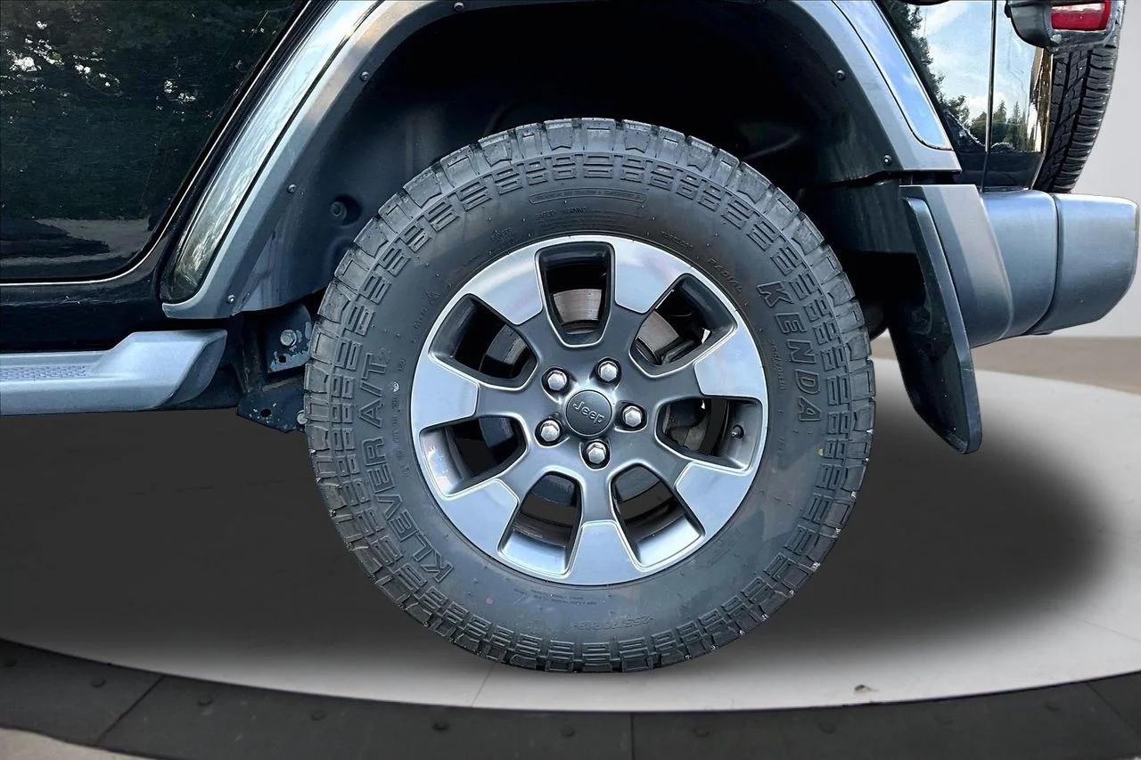 Used 2021 Black Jeep Sahara image 34