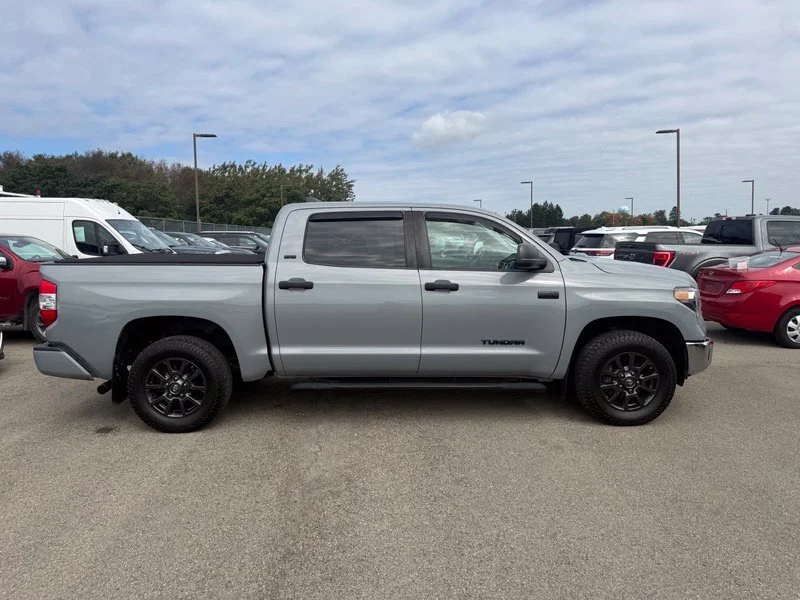 Used 2021  Toyota SR5 image 8