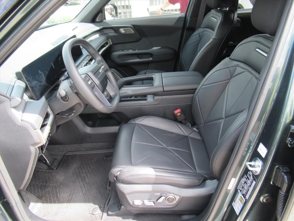 Used 2027 Black Kia SX image 17