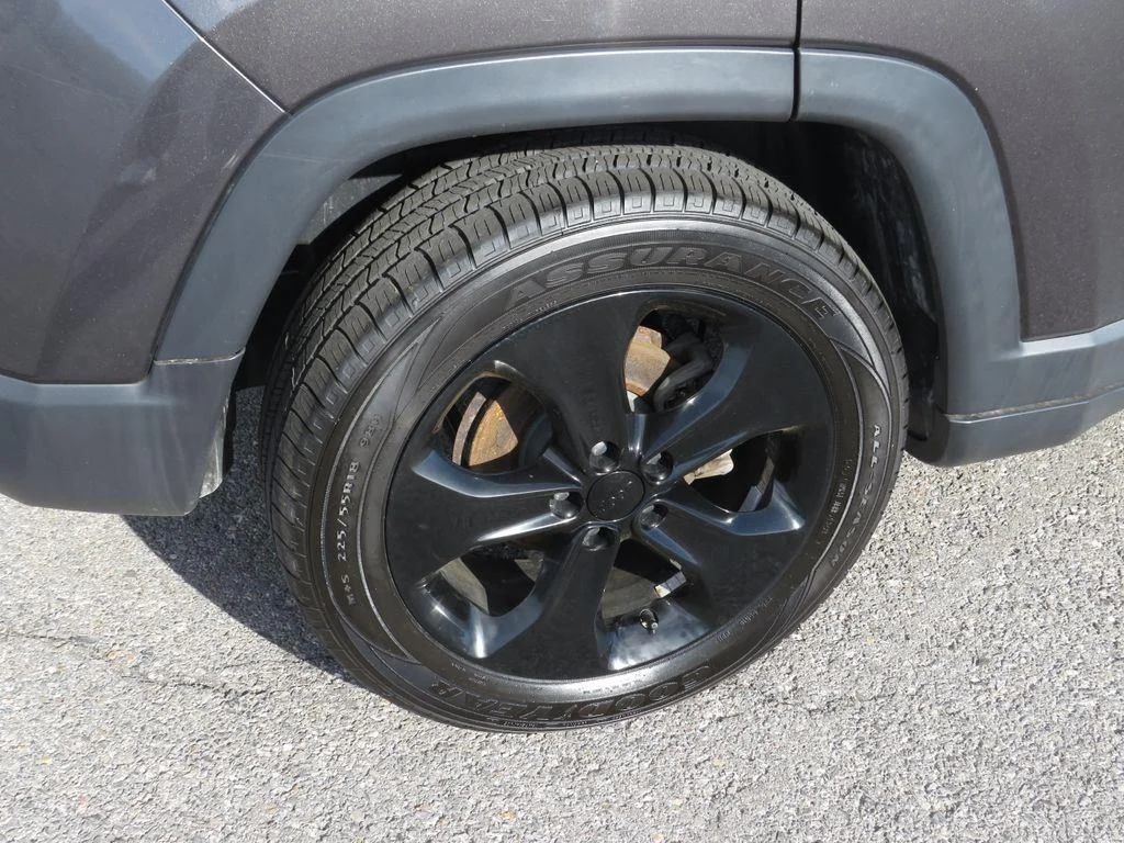 Used 2019 Granite Crystal Metallic Clear Jeep Altitude image 9