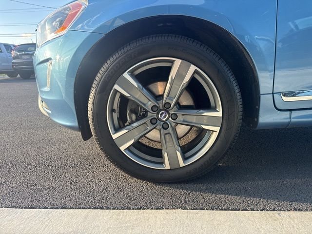 Used 2017 Blue Volvo T6 Dynamic image 8
