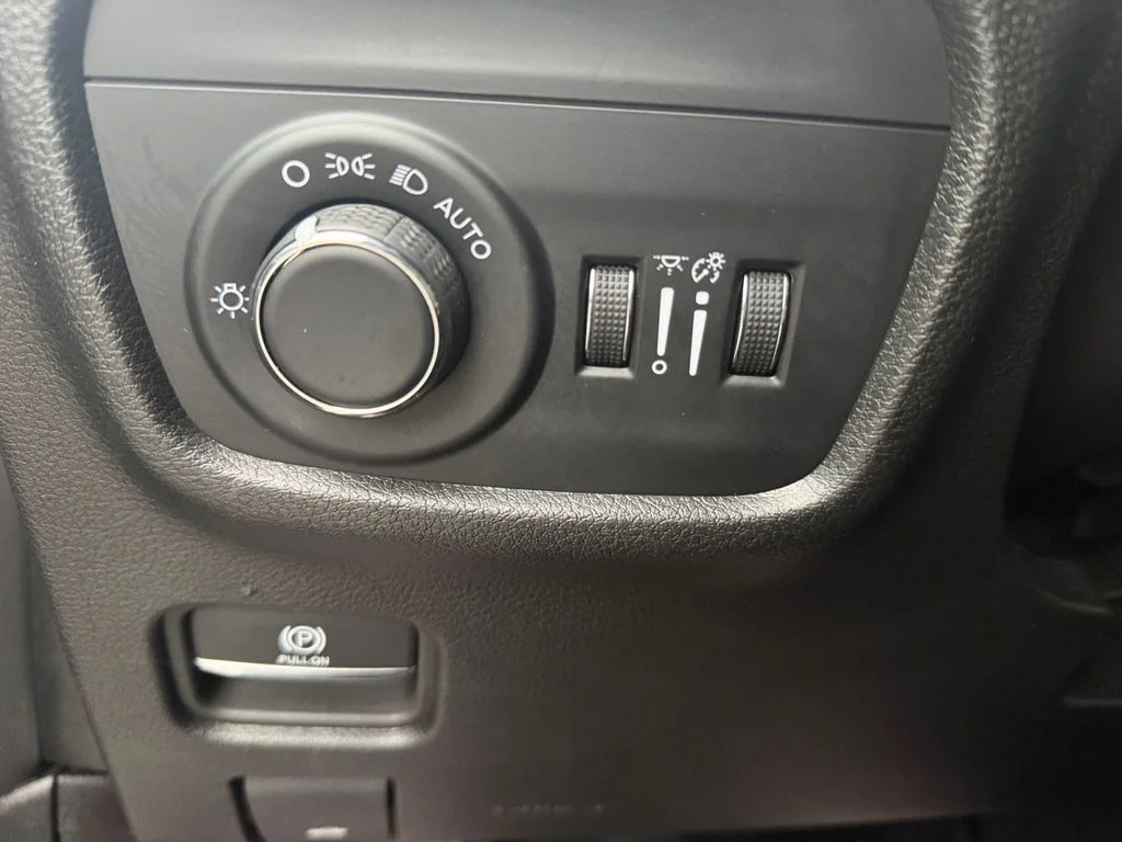 Used 2025 White Jeep Altitude image 22