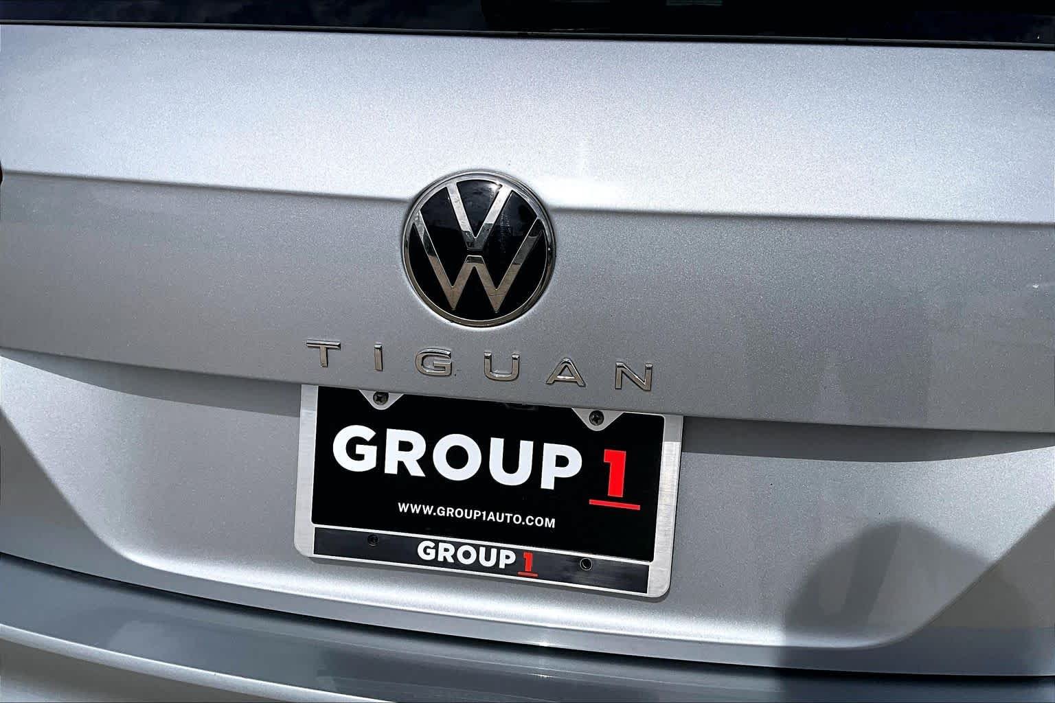 Used 2022 Pyrite Silver Metallic Volkswagen SE image 9