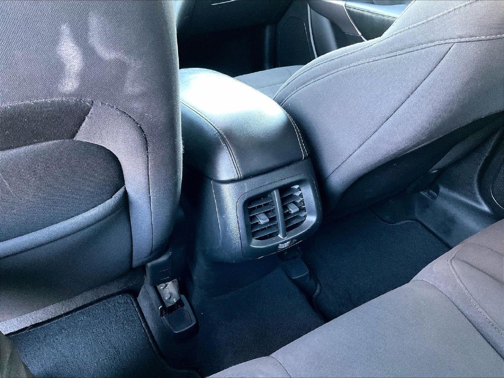 Used 2021 White Jeep Latitude image 27