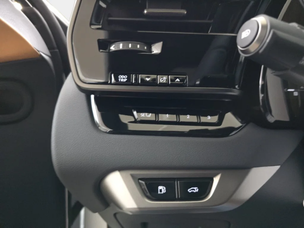 New 2026 Eminent White Pearl Lexus PREMIUM PLUS image 24