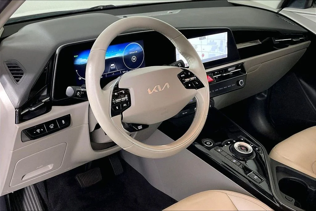 Used 2023 White Kia Wind image 14