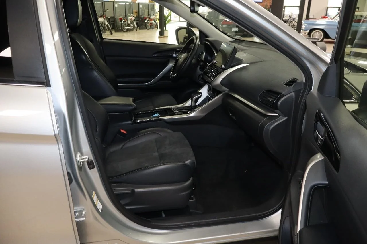 Used 2024 Alloy Silver Metallic Mitsubishi SE image 27
