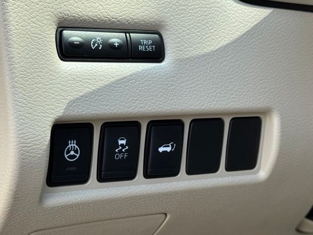 Used 2018 White Nissan SL image 22