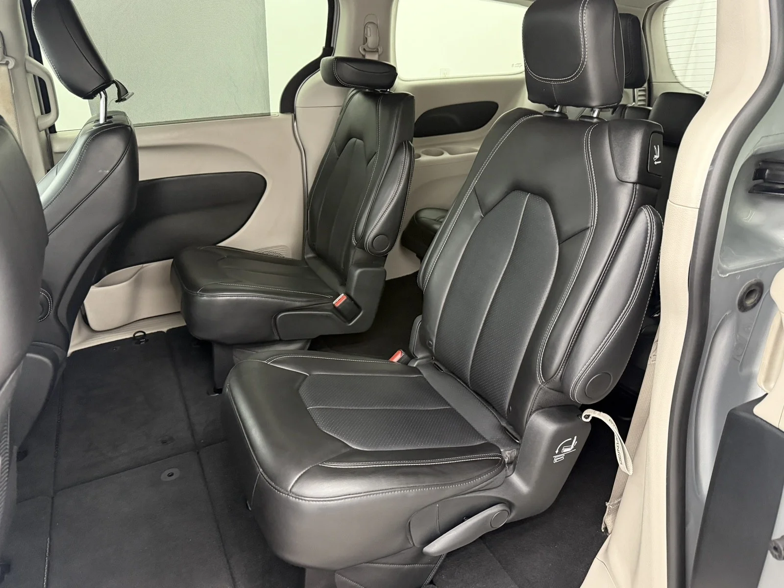 Used 2024 SILVER Chrysler Touring L image 34