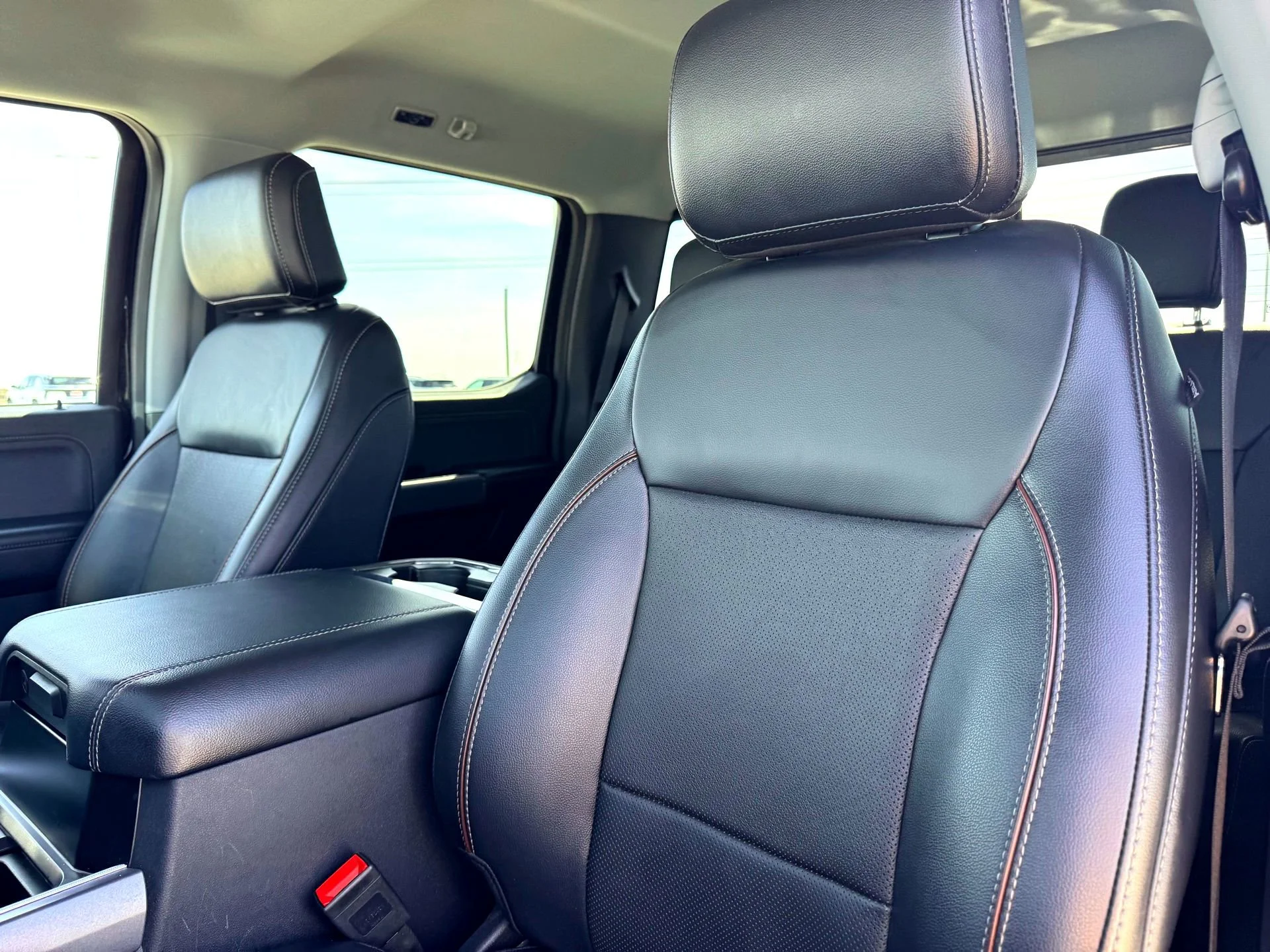 Used 2024  Ford Lariat image 13