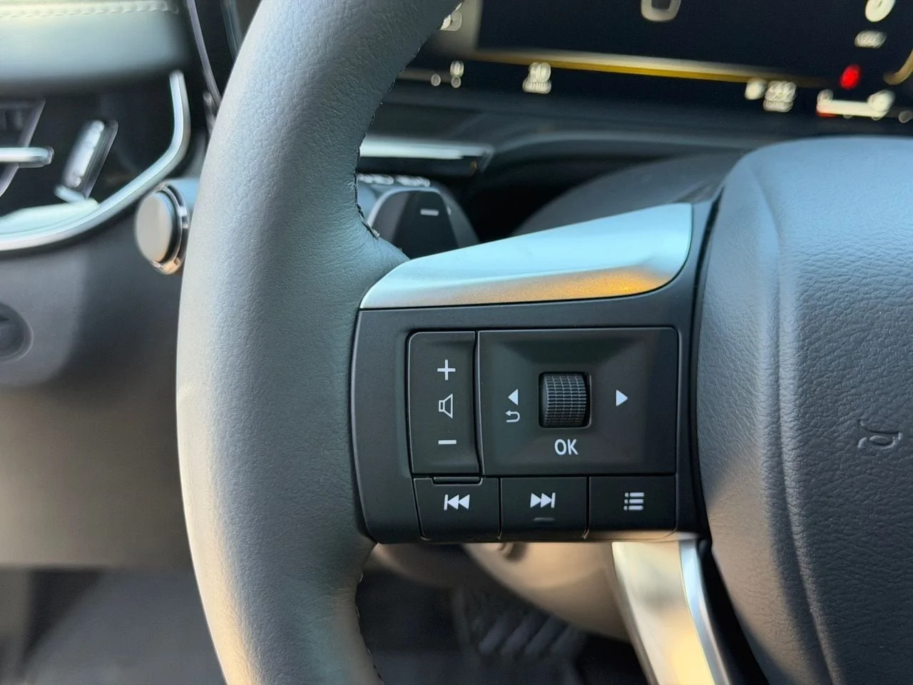 New 2027 RADIANT WHITE INFINITI Sport AWD image 21