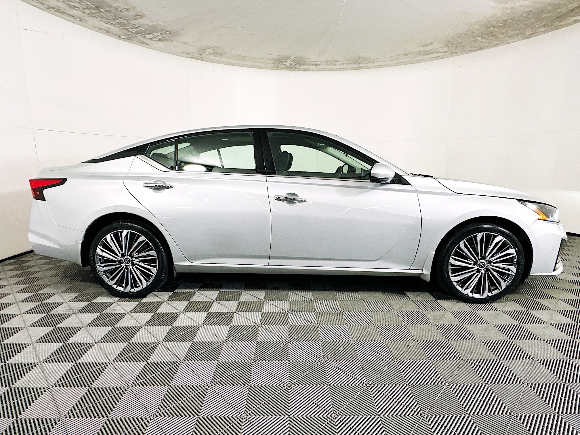 2024 Nissan Altima thumbnail 4