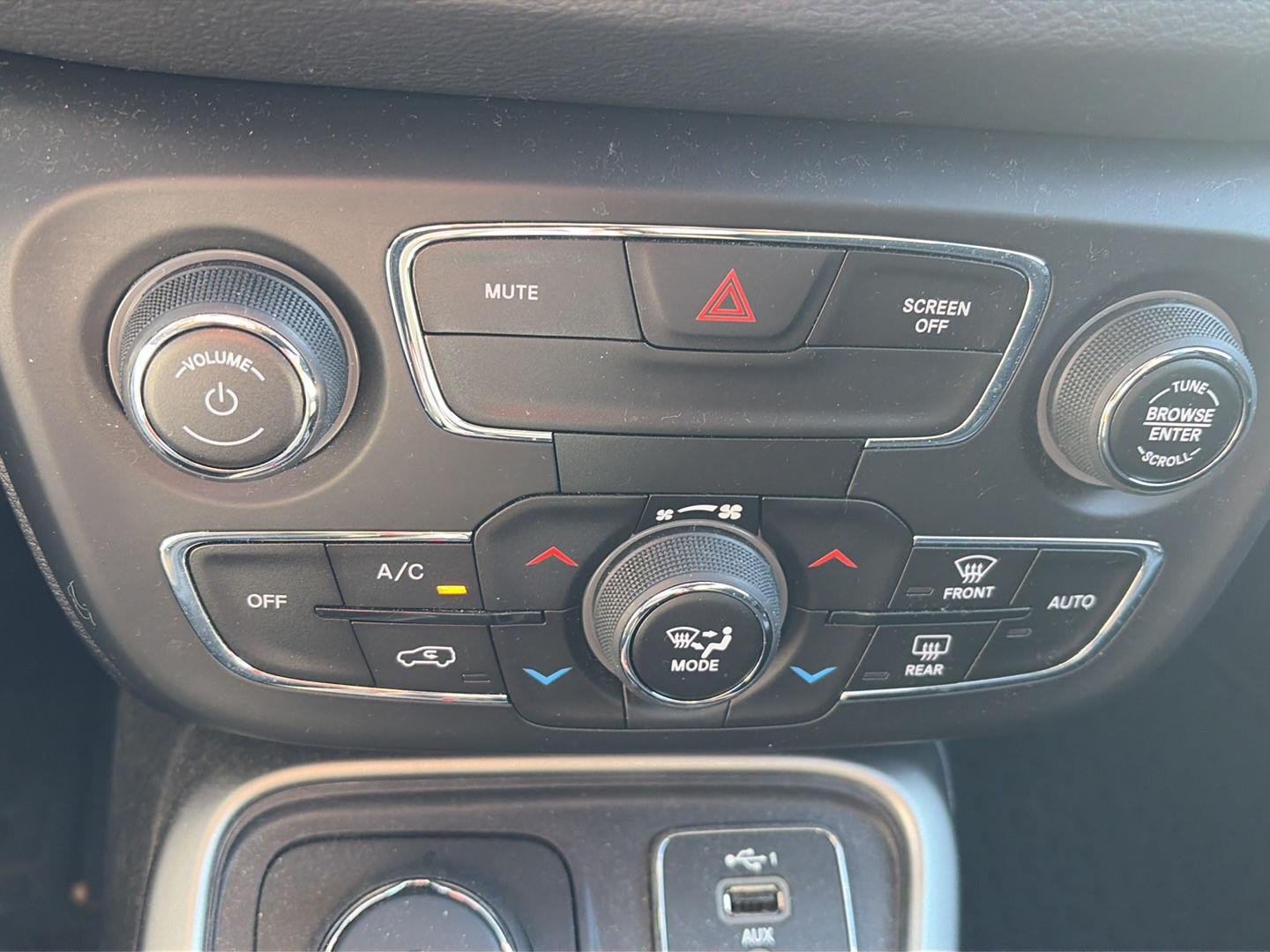 Used 2020 Laser Blue Pearlcoat Jeep Latitude image 18