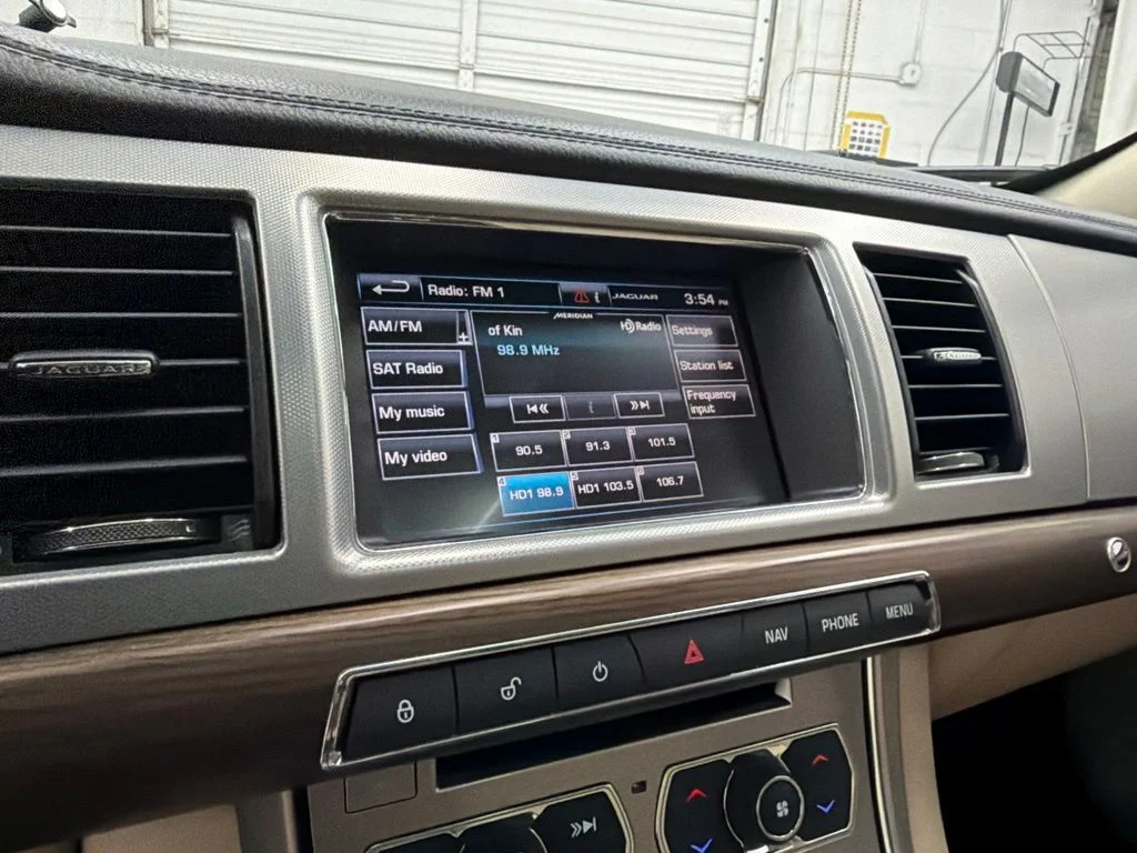 Used 2015  Jaguar 2.0T Premium image 18