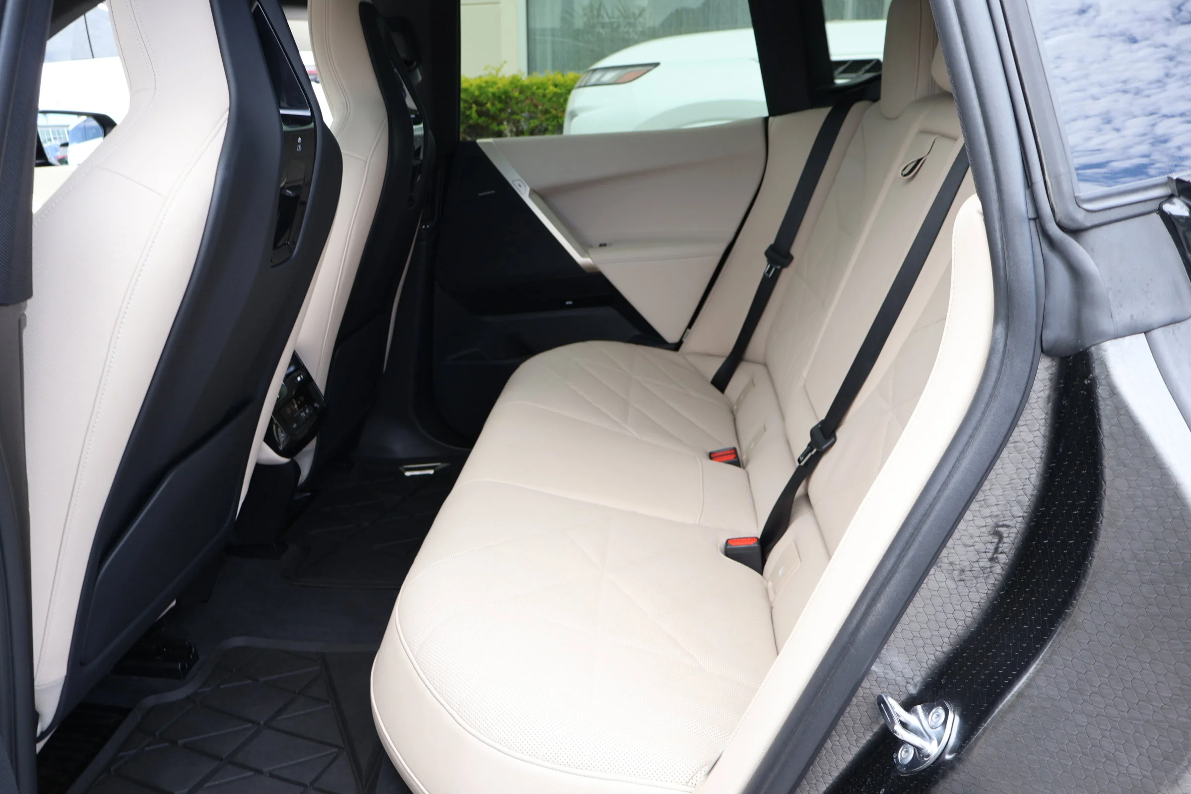 2025 BMW iX 50 - Photo 18