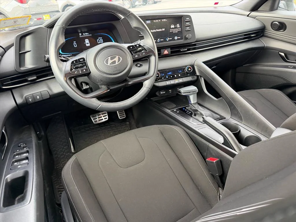 Used 2025 White Hyundai SEL Sport image 7
