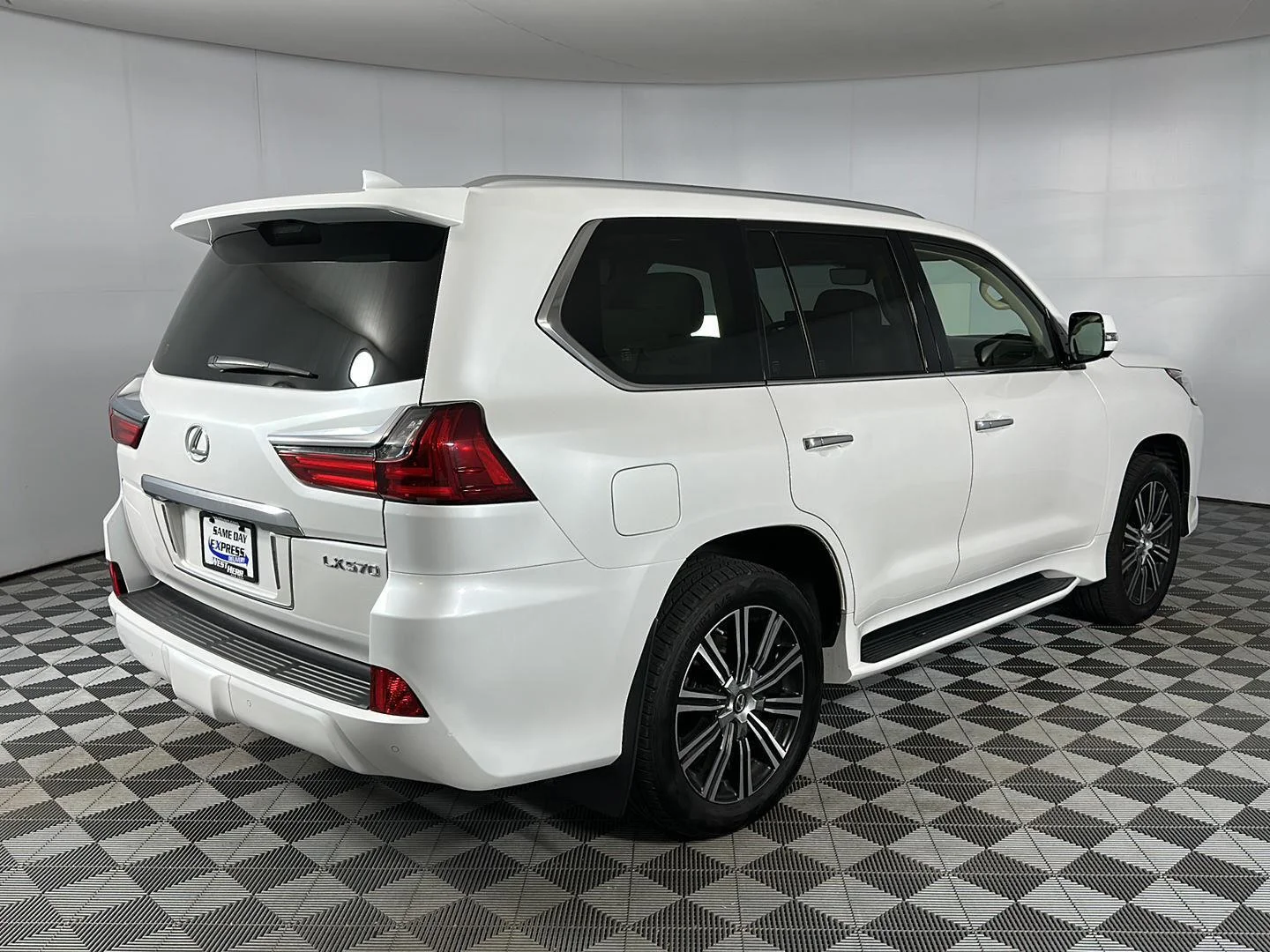 Used 2018 Eminent White Pearl Lexus LX 570 image 30
