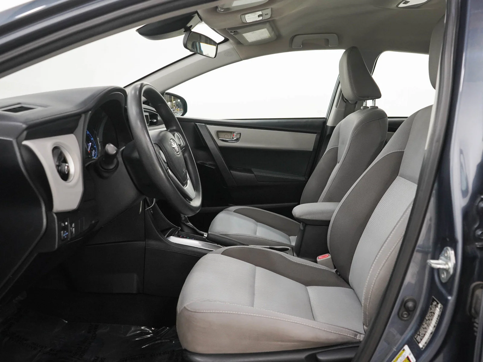 Used 2017  Toyota LE image 20