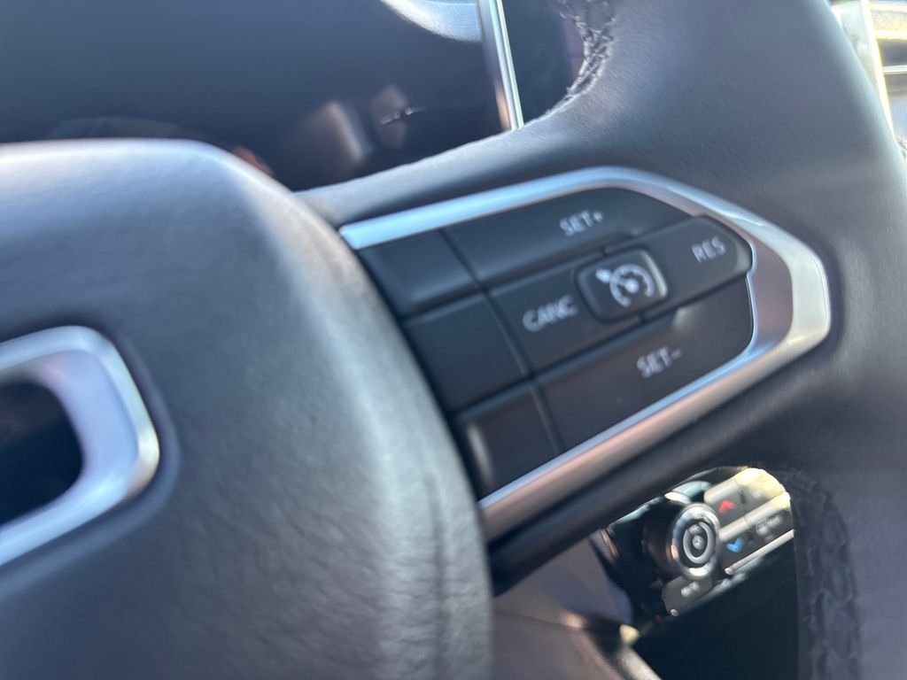 Used 2025 Black Jeep Latitude image 32