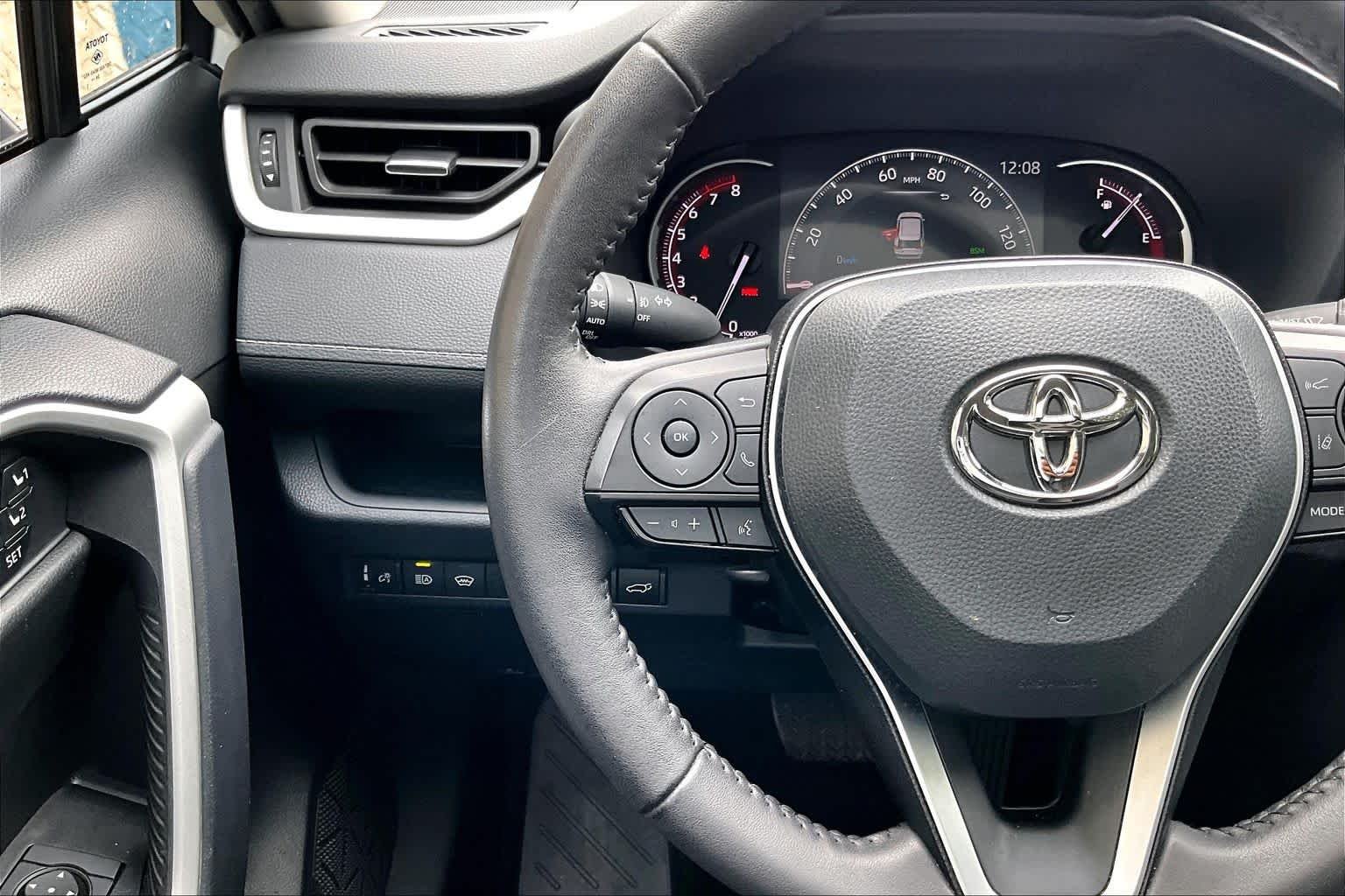 Used 2025 Wind Chill Pearl Toyota XLE Premium image 23