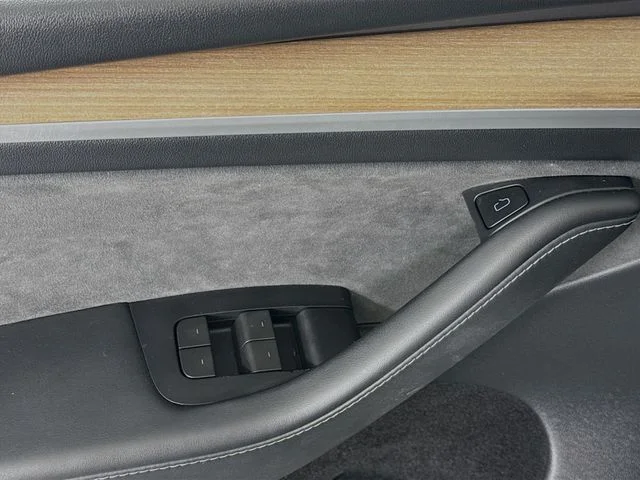 Used 2023  Tesla Long Range image 17