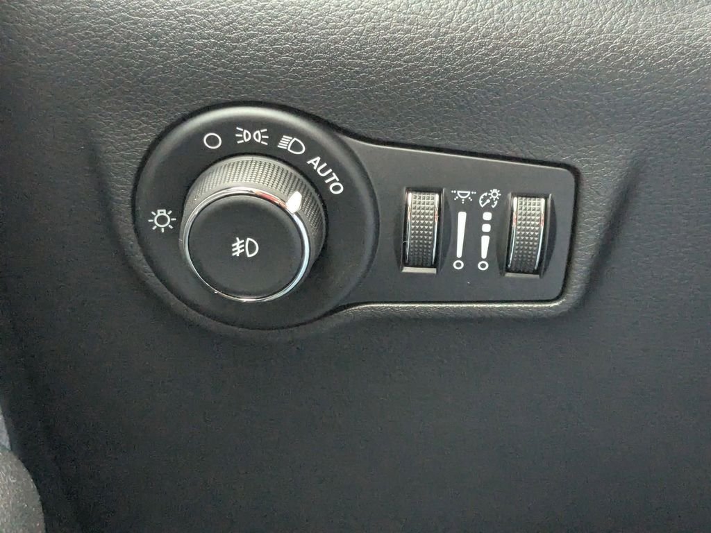 Used 2026 Diamond Black Crystal Pearlcoat Jeep Latitude image 22