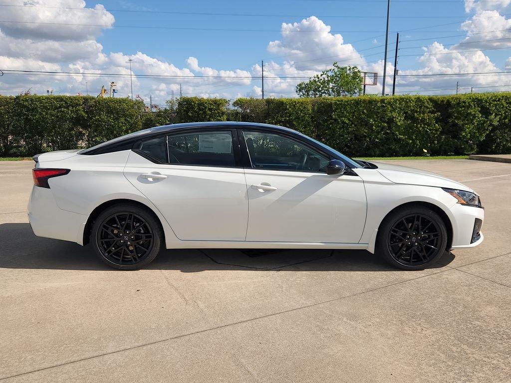 New 2026 Pearl White TriCoat / Super Black Two-tone Nissan 2.5 SR image 3