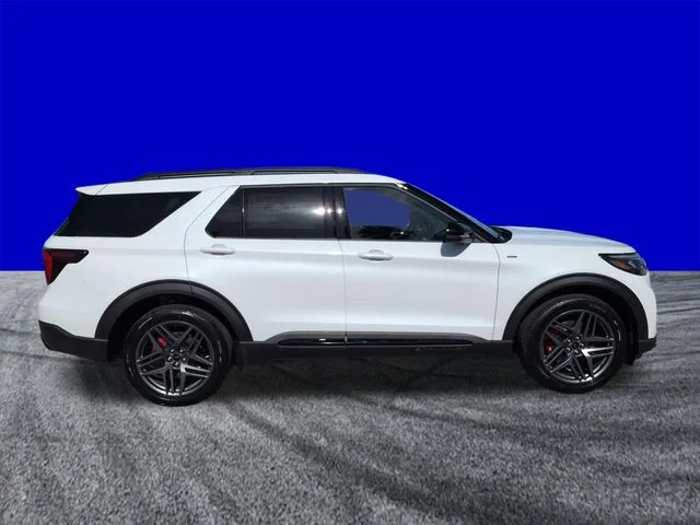 New 2026 Star White Metallic Tri-Coat Ford ST-Line image 3
