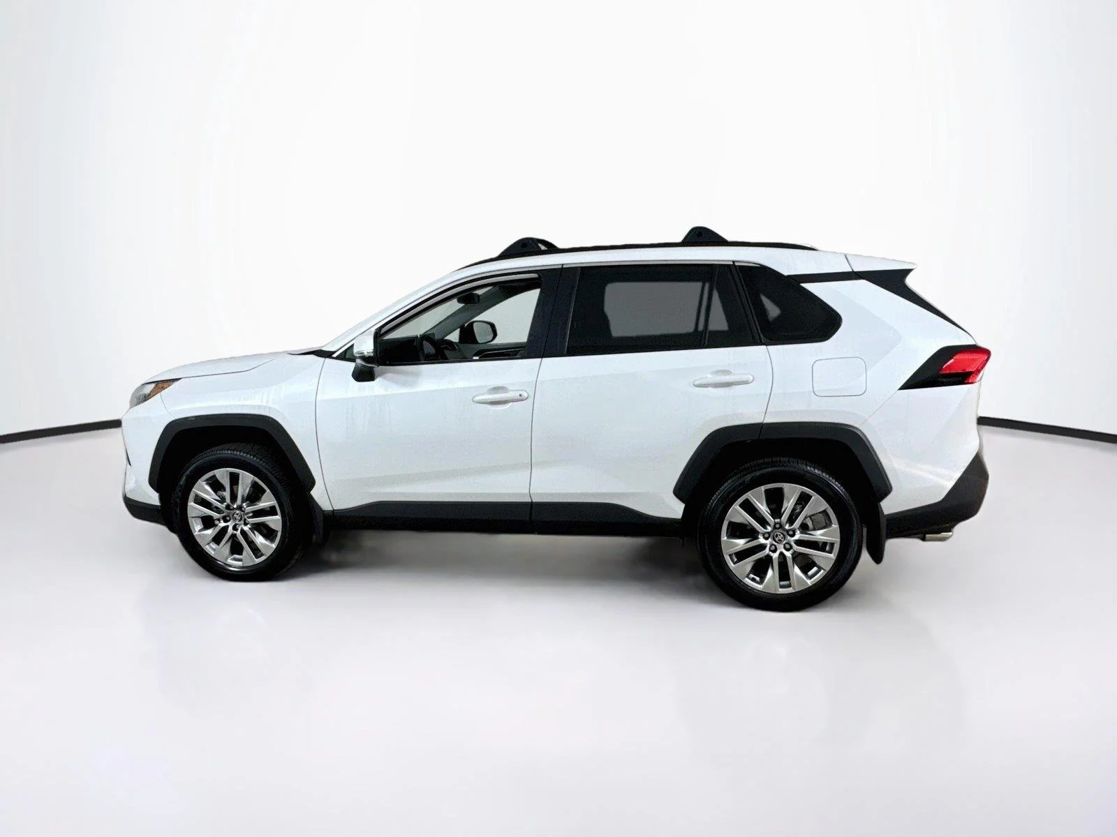 Used 2025 Wind Chill Pearl Toyota XLE Premium image 3